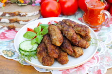 Колбаски чевапчичи на сковороде