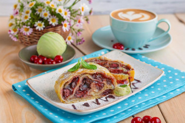 Вишневый штрудель с вишней