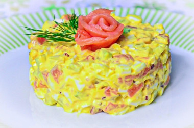Простой салат с соленой красной рыбой