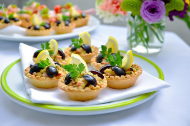 Тарталетки с печенью трески и яйцом