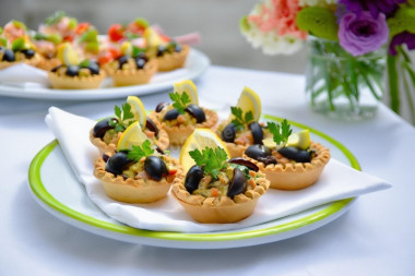 Тарталетки с печенью трески и яйцом