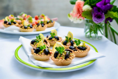 Тарталетки с печенью трески и яйцом