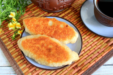 Жареные пирожки с капустой на сковороде