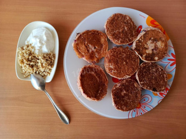 ржаной сырник с цукатами и сметанно-медовым соусом