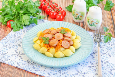 Подлива из сосисок к макаронам с луком и морковью