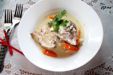 Курица кусочками с чесноком и морковью тушеная в сметане