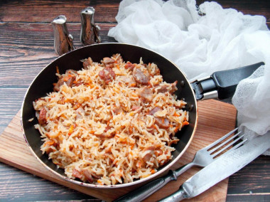 Рис с тушенкой на сковороде