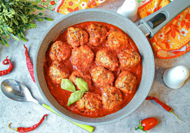 Классические фрикадельки из фарша в соусе