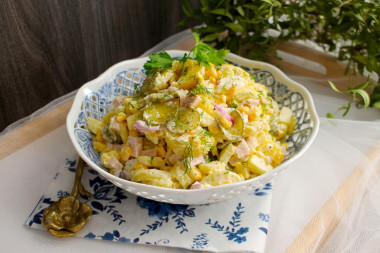 Салат с картошкой колбасой и огурцом