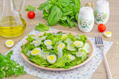 Салат с листьями салата и яйцом
