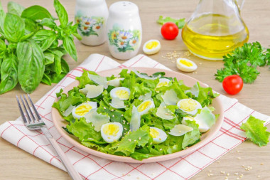 Салат с листьями салата и яйцом