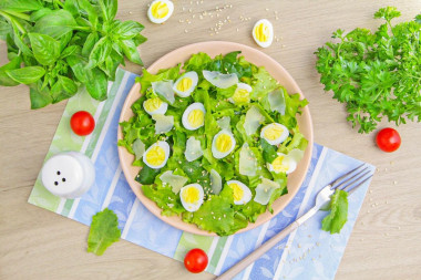 Салат с листьями салата и яйцом