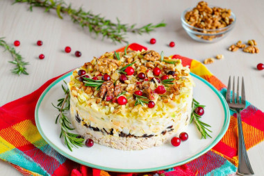 Салат курица с черносливом и грецким орехом