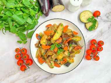 Жареная картошка с баклажанами на сковороде