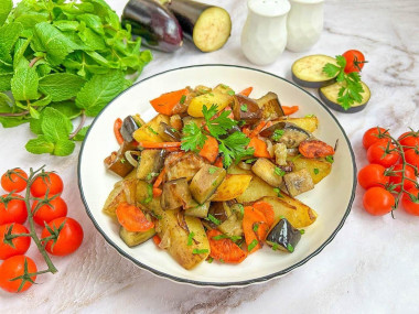 Жареная картошка с баклажанами на сковороде