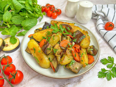 Жареная картошка с баклажанами на сковороде