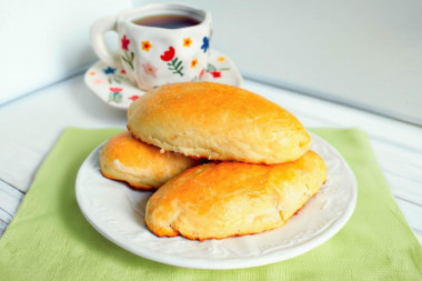 Пышные дрожжевые пирожки в духовке