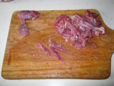 Рецепт - Грибной салат Обжорка с орехами и жареным мясом - Шаг 3 -  Режем соломкой  мясо и обжариваем.