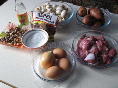 Рецепт - Грибной салат Обжорка с орехами и жареным мясом - Шаг 1 - Шампиньоны свежие,средний картофель,куриное яйцо, нежирная говядина, лук,майонез,грецкие орехи,соль и перец - все продукты, которые нам необходимы для салата.