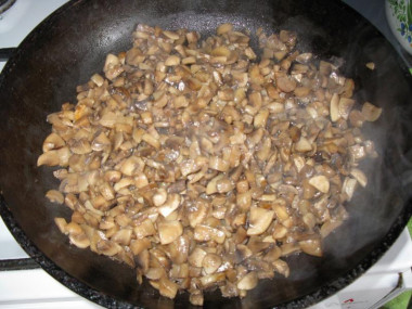 Рецепт - Грибной салат Обжорка с орехами и жареным мясом - Шаг 6 -  Картофель шинкуем соломкой (очень удобно на терке для корейской морковки) и жарим в большом количестве  масла