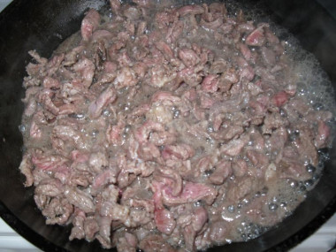 Рецепт - Грибной салат Обжорка с орехами и жареным мясом - Шаг 4 -  Кубиками нарезаем шампиньоны и  также обжариваем.