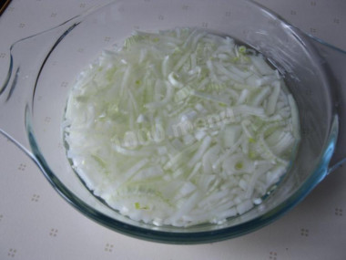 Рецепт - Грибной салат Обжорка с орехами и жареным мясом - Шаг 2 -  Маринуем лук в воде с уксусом.