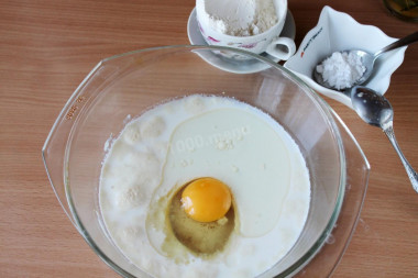 Рецепт - Пирог с картошкой рыбой на крахмальном тесте без дрожжей - Шаг 5 -  Дрожжи залейте теплым молоком, добавьте сахар и подождите пока они забродят и поднимутся шапочкой. Добавьте яйцо и масло, перемешайте.