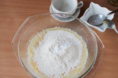 Рецепт - Пирог с картошкой рыбой на крахмальном тесте без дрожжей - Шаг 6 -  Постепенно добавляйте просеянную муку и крахмал.