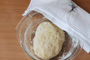 Рецепт - Пирог с картошкой рыбой на крахмальном тесте без дрожжей - Шаг 7 -  Замесите однородное тесто и поставьте его в теплое место на 1-1,5 часа для подъема.