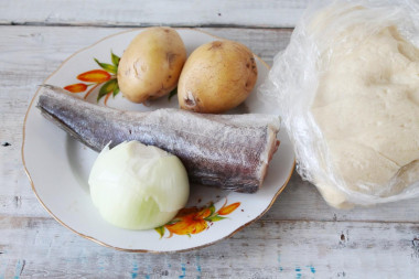 Рецепт - Пирог с картошкой рыбой на крахмальном тесте без дрожжей - Шаг 1 - Для приготовления пирога с рыбой в духовке возьмите любую рыбу (лучше некостистую, в данном случае это хек), картошку, лук, сливочное масло, черный молотый перец, соль и дрожжевое сдобное тесто с крахмалом. Раз мы взяли дрожжевое тесто следует помнить, что все используемые для начинки продукты должны быть комнатной температуры, чтобы тесто могло равномерно подниматься.