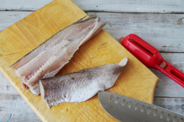 Рецепт - Пирог с картошкой рыбой на крахмальном тесте без дрожжей - Шаг 2 -  Рыбу очистите от чешуи и внутренностей, вырежьте плавники и разделайте на филе без костей.