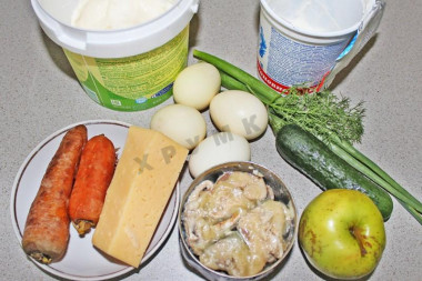 Рецепт - Салат из консервы с яблоками, сметаной, майонезом - Шаг 1 - Ингредиенты. Яйца и морковь заранее отвариваем.