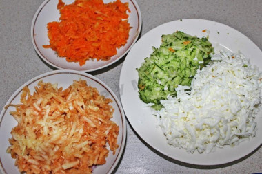 Рецепт - Салат из консервы с яблоками, сметаной, майонезом - Шаг 2 -  Яблоки и морковь очищаем от кожуры, яйца от скорлупы – разделяем белки и желтки. Натираем отдельно на крупной терке – яблоки, морковь, огурец и белки.