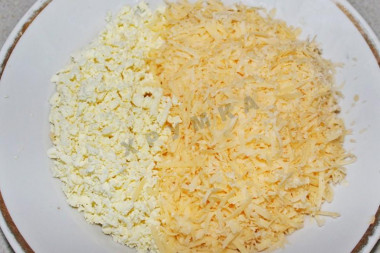 Рецепт - Салат из консервы с яблоками, сметаной, майонезом - Шаг 3 -  На мелкой терке натираем твердый сыр и желтки.