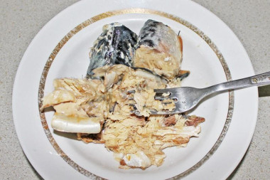 Рецепт - Салат из консервы с яблоками, сметаной, майонезом - Шаг 4 -  Открываем банку консервированной скумбрии и сливаем с нее масло, а также убираем черный перец горошком, если он там есть. Теперь хорошо разминаем вилкой скумбрию.