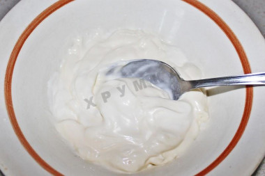 Рецепт - Салат из консервы с яблоками, сметаной, майонезом - Шаг 5 -  В отдельной тарелке смешиваем майонез со сметаной.