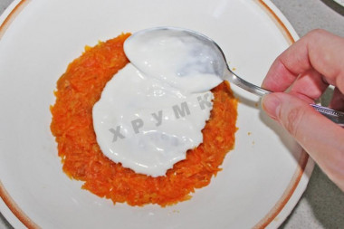 Рецепт - Салат из консервы с яблоками, сметаной, майонезом - Шаг 6 -  Начинаем выкладывать слои , можно поставить кольцо из бумаги на плоское блюдо или выкладывать слои в глубокую салатницу.1-ый слой морковь, промазываем сметано-майонезной смесью.