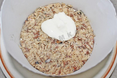Рецепт - Салат из консервы с яблоками, сметаной, майонезом - Шаг 7 -  2-ой слой - скумбрия консервированная, промазываем сметано-майонезной смесью.