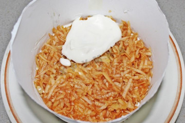 Рецепт - Салат из консервы с яблоками, сметаной, майонезом - Шаг 9 -  4-ый слой – яблоки, промазываем сметано-майонезной смесью.