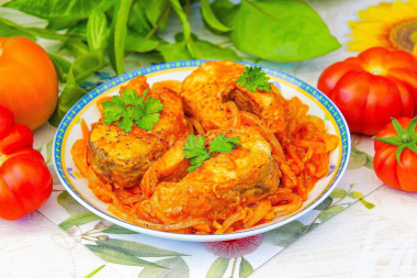 Щука тушеная с морковью и луком на сковороде