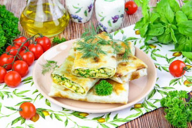 Лаваш с яйцом и зеленью на сковороде