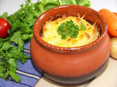 Кабачки в горшочках с мясом свинины и картошкой