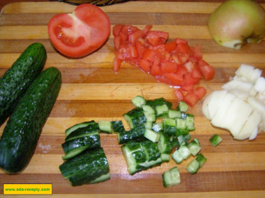 Рецепт - Салат с яйцом майонезом яблоками и курицей - Шаг 4 -  Помидоры, огурцы и яблоки моем и нарезаем кубиками примерно одинакового размера. С яблок я снимала кожицу, что и вам советую сделать. Яблоки берем кисло-сладкие - для этого салата как раз отлично.