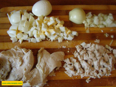 Рецепт - Салат с яйцом майонезом яблоками и курицей - Шаг 5 -  Охлажденные яйца чистим и нарезаем кубиками. Также измельчаем куриное мясо и очищенный репчатый лук. Лук можно заранее подержать в кипятке, чтобы с него сошла горечь.