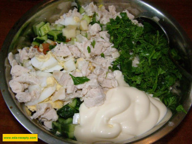 Рецепт - Салат с яйцом майонезом яблоками и курицей - Шаг 6 -  Смешиваем в глубокой посуде все ингредиенты для салата, заправляем майонезом и перемешиваем. Салат готов! Украсить его можете по своему вкусу. Я декорировала блюдо помидорами и зеленью.