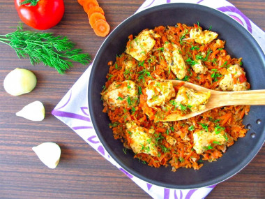 Куриная грудка с морковью и луком на сковороде