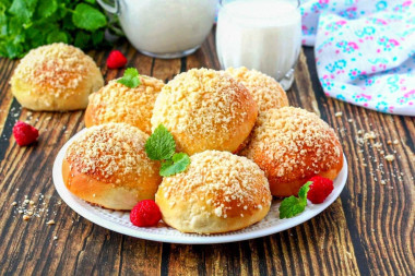 Сдобные булочки дрожжевые на молоке