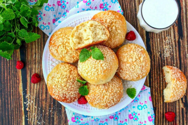 Сдобные булочки дрожжевые на молоке