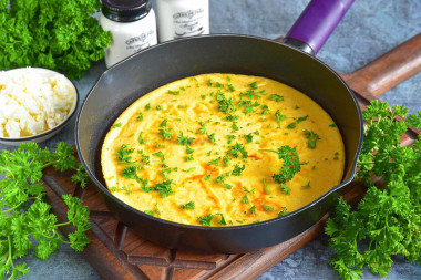 Творог с яйцом на сковороде