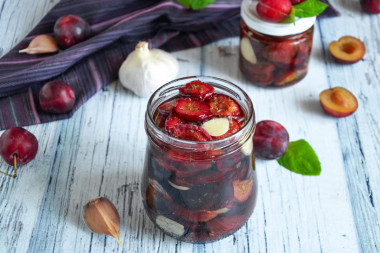 Вяленые сливы с чесноком